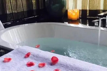 广州天河水疗池中的失重冥想：当身体学会漂浮